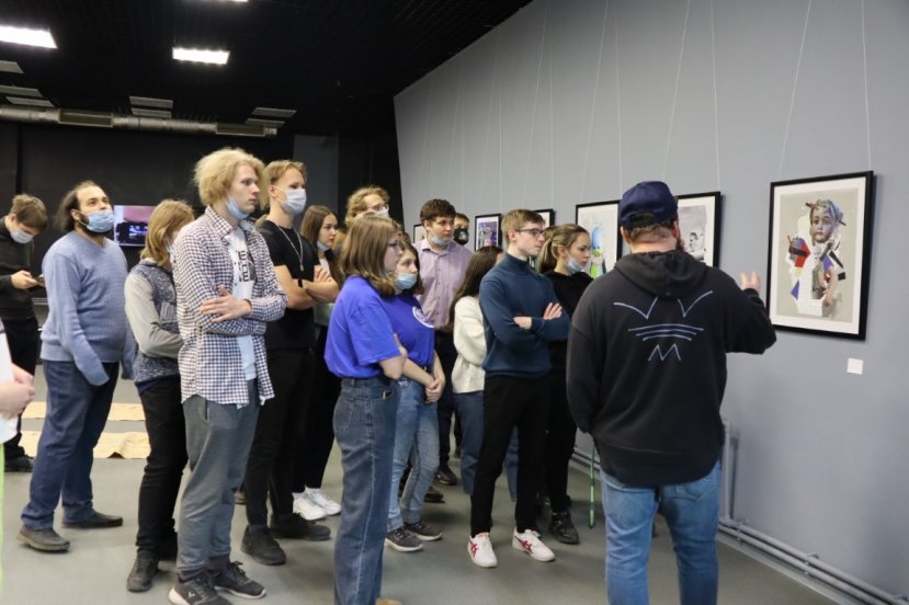 Студенты ИвГУ посетили выставку в «Центре авангарда»