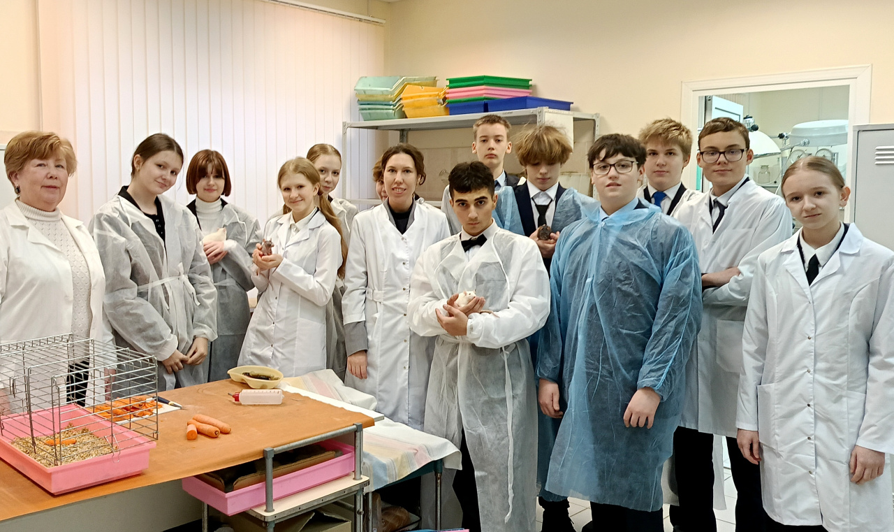 Практическое занятие школьников лицея № 67 г. Иваново на кафедре биологии