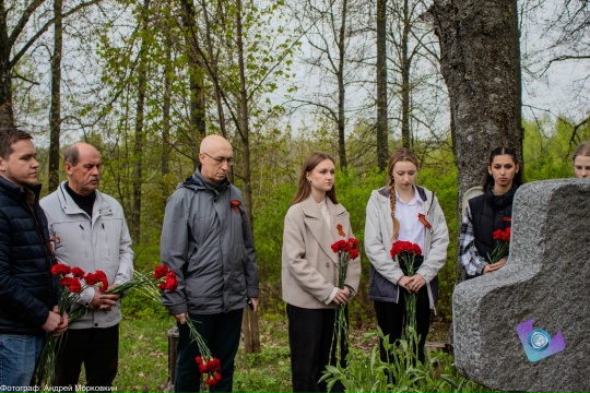 12 мая в селе Вязовское Фурмановского района студенты и сотрудники ИвГУ почтили память выдающегося советского поэта, переводчика, общественного деятеля, фронтовика Михаила Александровича Дудина.