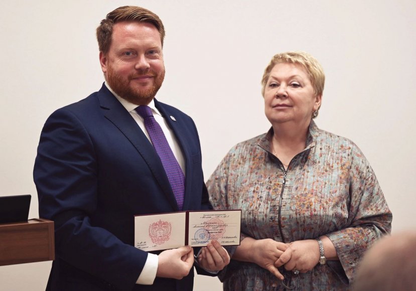 Диплом профессора РАО вручен ректору ИвГУ А.А. Малыгину